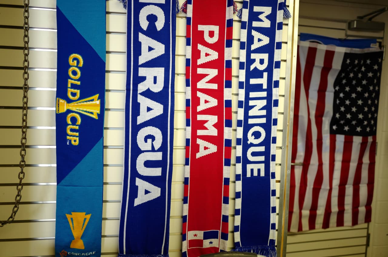 El público norteamericano se dio cita para apoyar a su selección. Maquillajes, peinados estrafalarios y una inmensa cantidad de artículos promocionales fueron la constante en el Nissan Stadium.