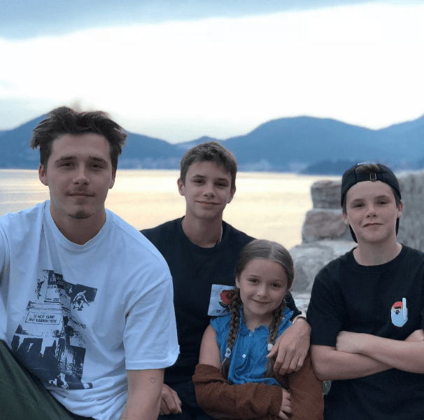 Con el paso del tiempo la familia Beckham fue creciendo. Romeo nació en septiembre de 2002, Cruz en febrero de 2005 y finalmente en julio de 2011 nació la menor del clan, Harper.