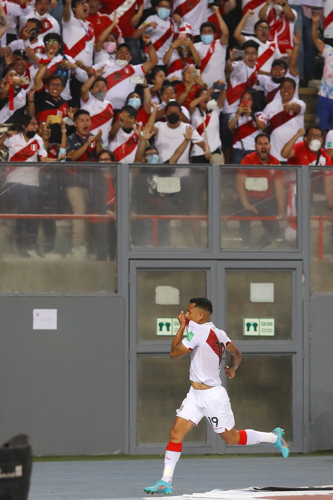 Perú encontraba el 2-0 de forma dramática en el suspiro de la primera parte cuando Yoshimar Yotún prendió en forma de tijera un servicio al segundo poste para vencer a Antony Silva.