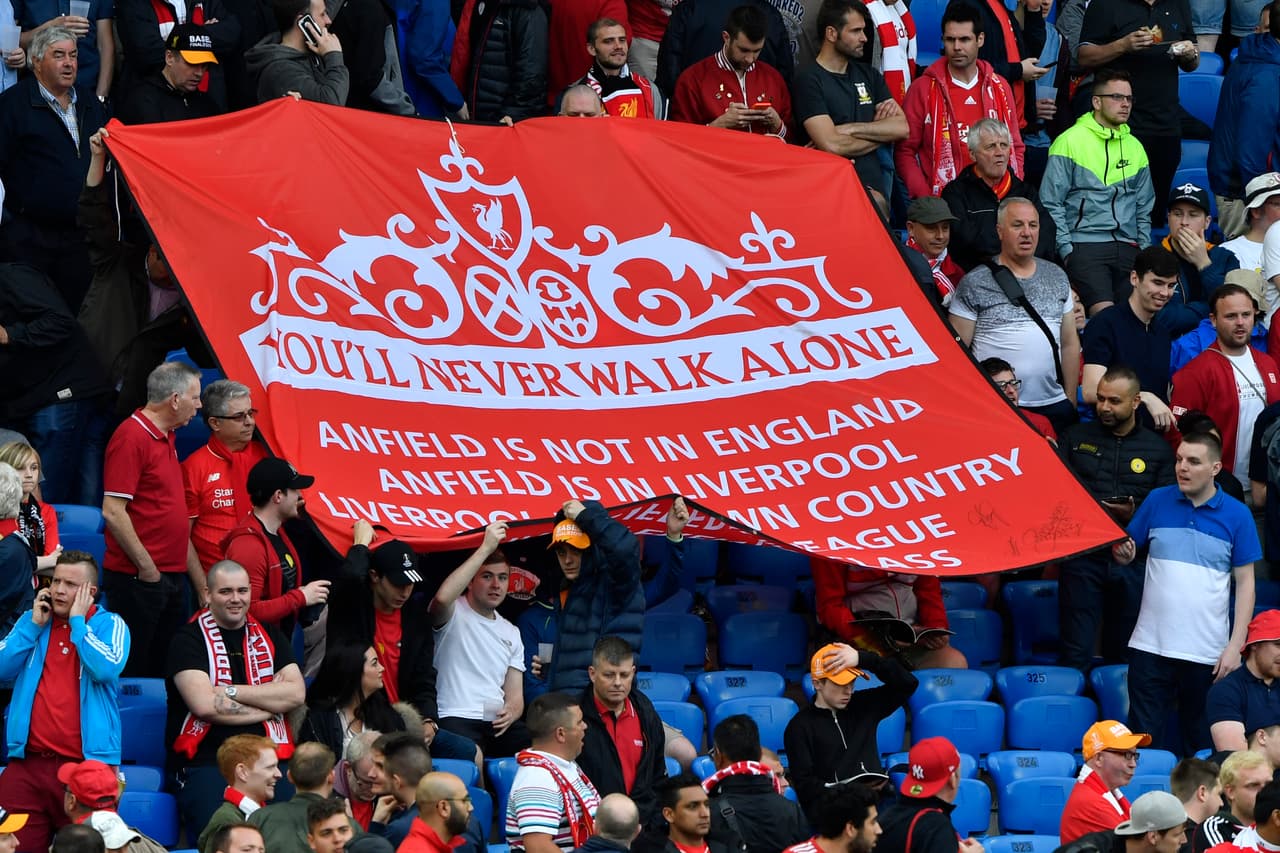 Fue así como un seguidores del club inglés, en nombre a ese amor, bautizó a su hija Ynwa, en honor a las siglas de "You'll Never Walk Alone".