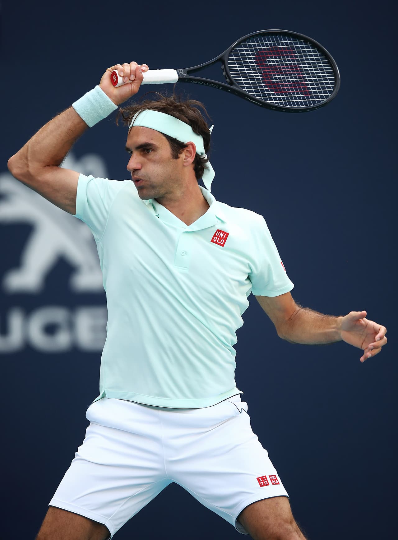 Federer no tuvo ningún problema para superar a Medvedev, de 23 años, al presentar una gran solidez con su saque, no lo perdió ninguna vez, mientras que sus golpes de derecha desde el fondo de la nueva pista central del Hard Rock Stadium superan siempre al joven tenista ruso.