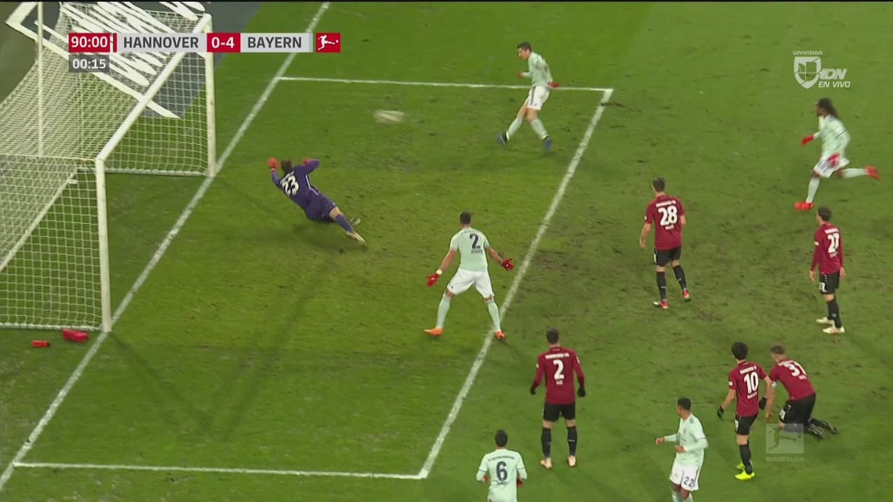 ¿Era Lewandowski? Horrible definición del polaco frente al arco del Hannover