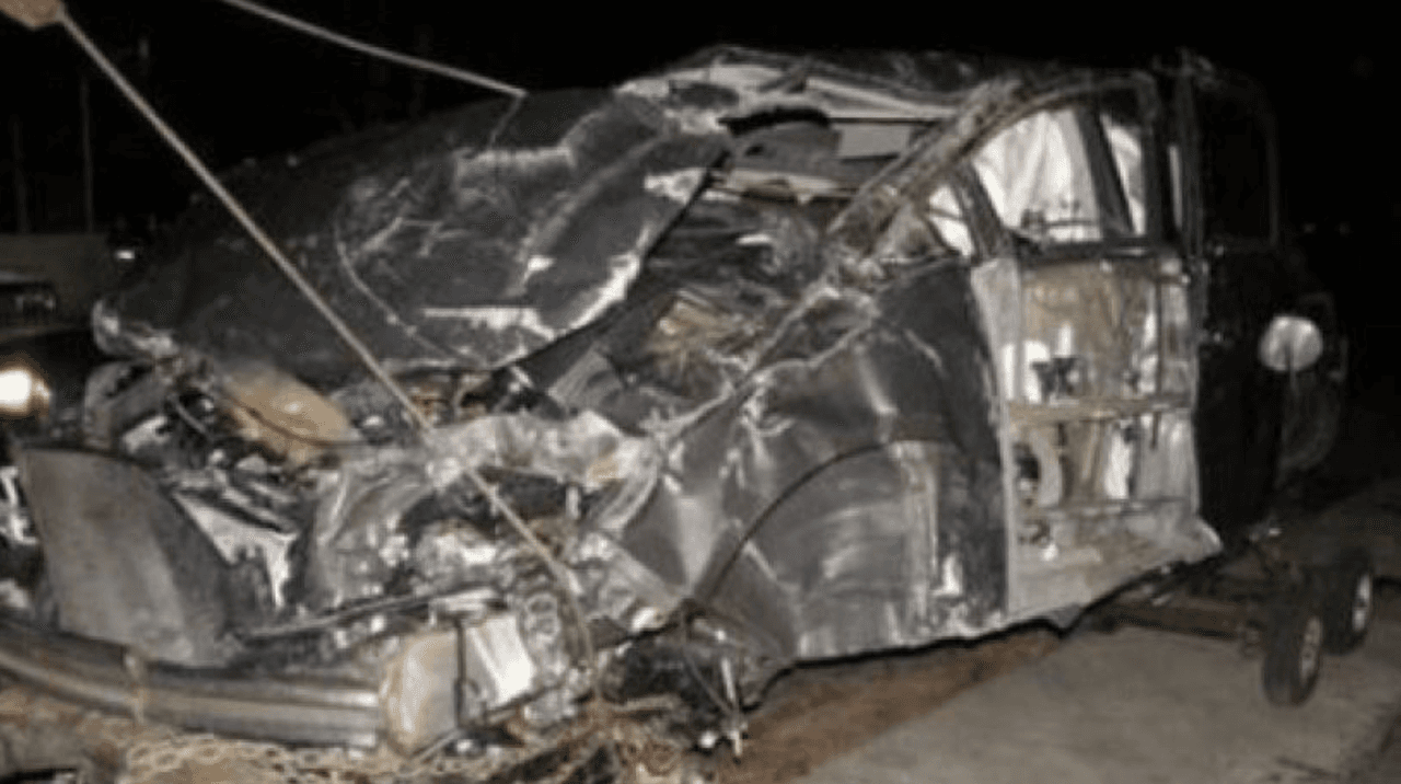 - Moisés Muñoz reveló en una entrevista para Televisa que 'se agachó a buscar un chicle' y después perdió el control del automóvil.
<br>- Es uno de los casos que quedarán, por fortuna, como una muy mala experiencia.