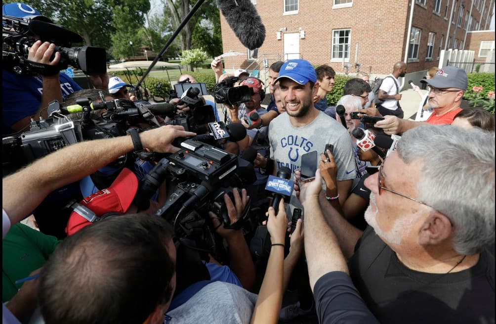 El quarterback Andrew Luck de los Colts repartió sonrisas en su primer día de entrenamiento. Algo natural luego de firmar 6 años por 140 millones de dólares.