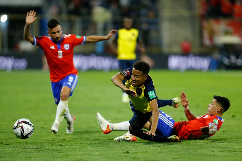 Colombia y Paraguay no se hacen daño en su empate 0-0 y Chile cae frente a Ecuador 0-1 con un hombre menos.