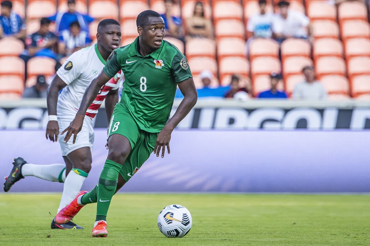 Gleofilo Vlijter y Nigel Hasselbaink se encargan de batir a Kévin Ajax para darle la victoria 2-1 sobre Guadalupe y se despiden con tres puntos en la bolsa.