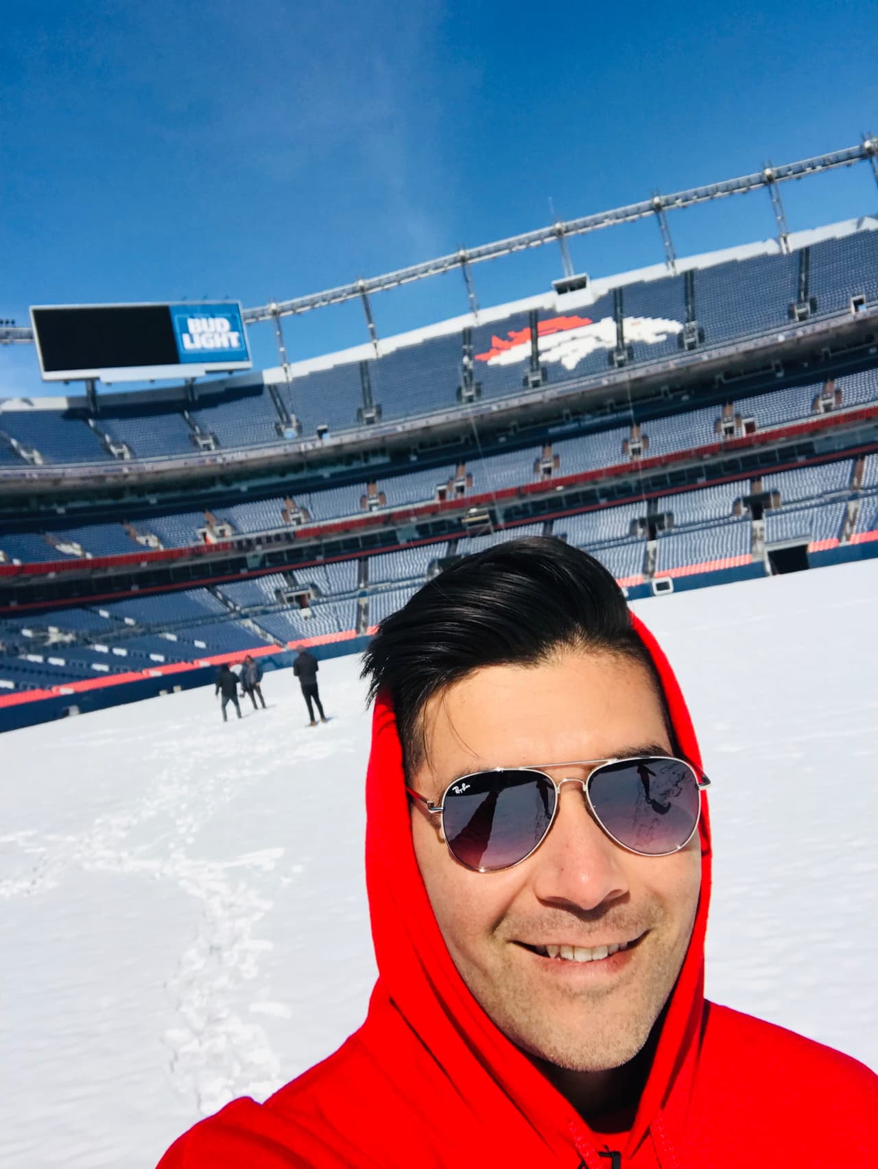 Los participantes de la emocionante Carrera de la Copa Oro de Univision Deportes visitaron Denver y aprovecharon para conocer el estadio de los Broncos, así como un bar de rodeo para pasar un buen rato.
