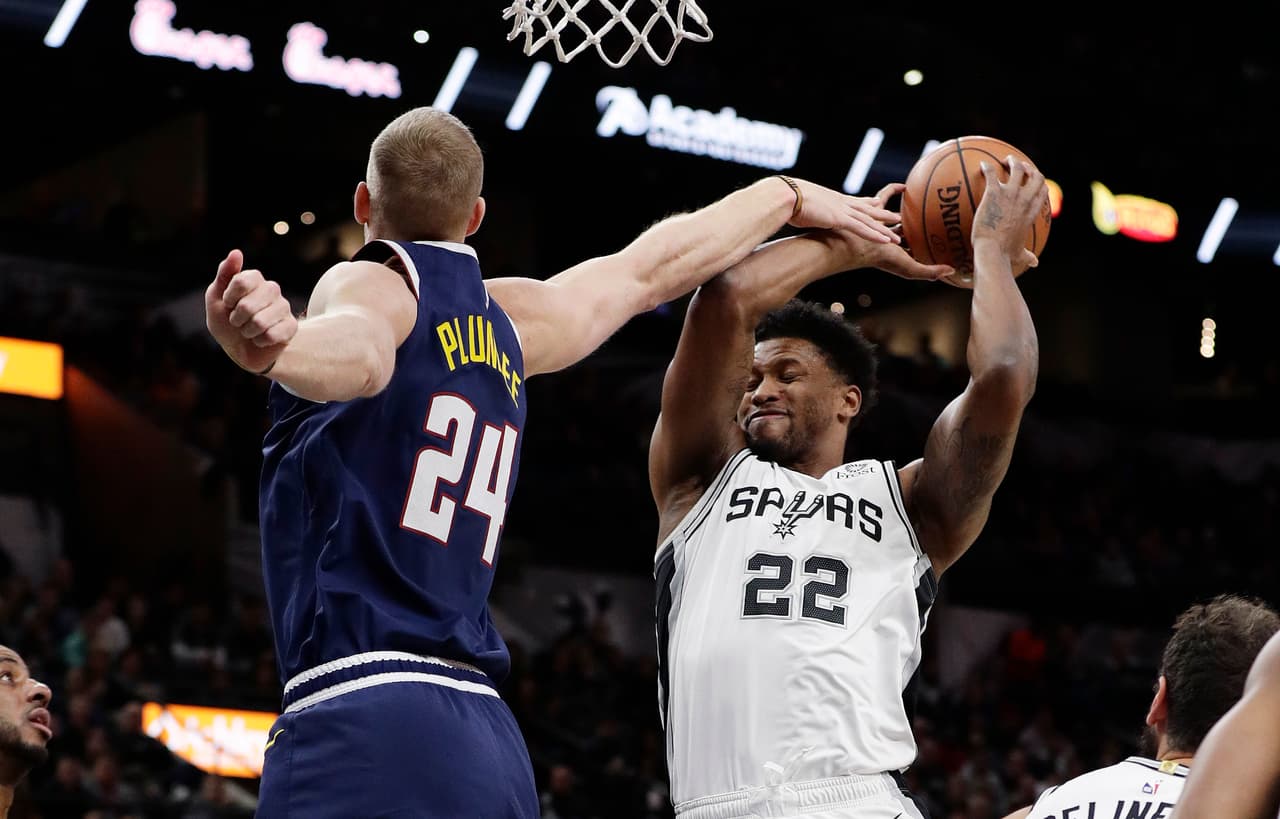 DeMar DeRozan tuvo una noche tremenda al apuntarse 24 unidades con siete asistencias para el triunfo de los Spurs, mientras que por los alicaídos visitantes, brilló Jamal Murray con 25 puntos.