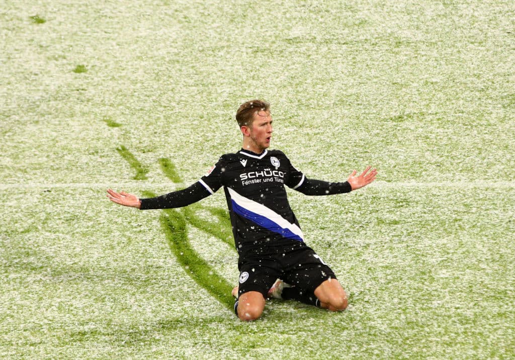 Bayern Munich empata 3-3 ante Arminia, tras ir perdiendo 2-0 en la primera mitad del encuentro en la Bundesliga. Con un campo nevado, los bávaros lograron la hazaña con goles de Lewandowski, Tolisso y Alphonso Davies. Por parte de los de Bielefeld, Vlap, Pieper y Gebauer fueron los autores de los goles para cerrar la J21.