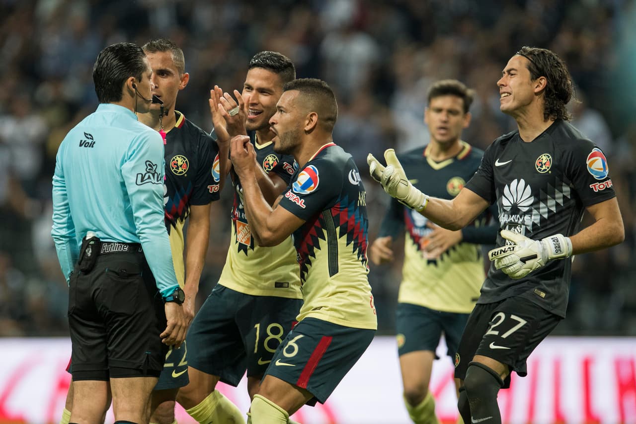 A tres minutos del final, el arbitro marcó un penal en favor de Monterrey.
