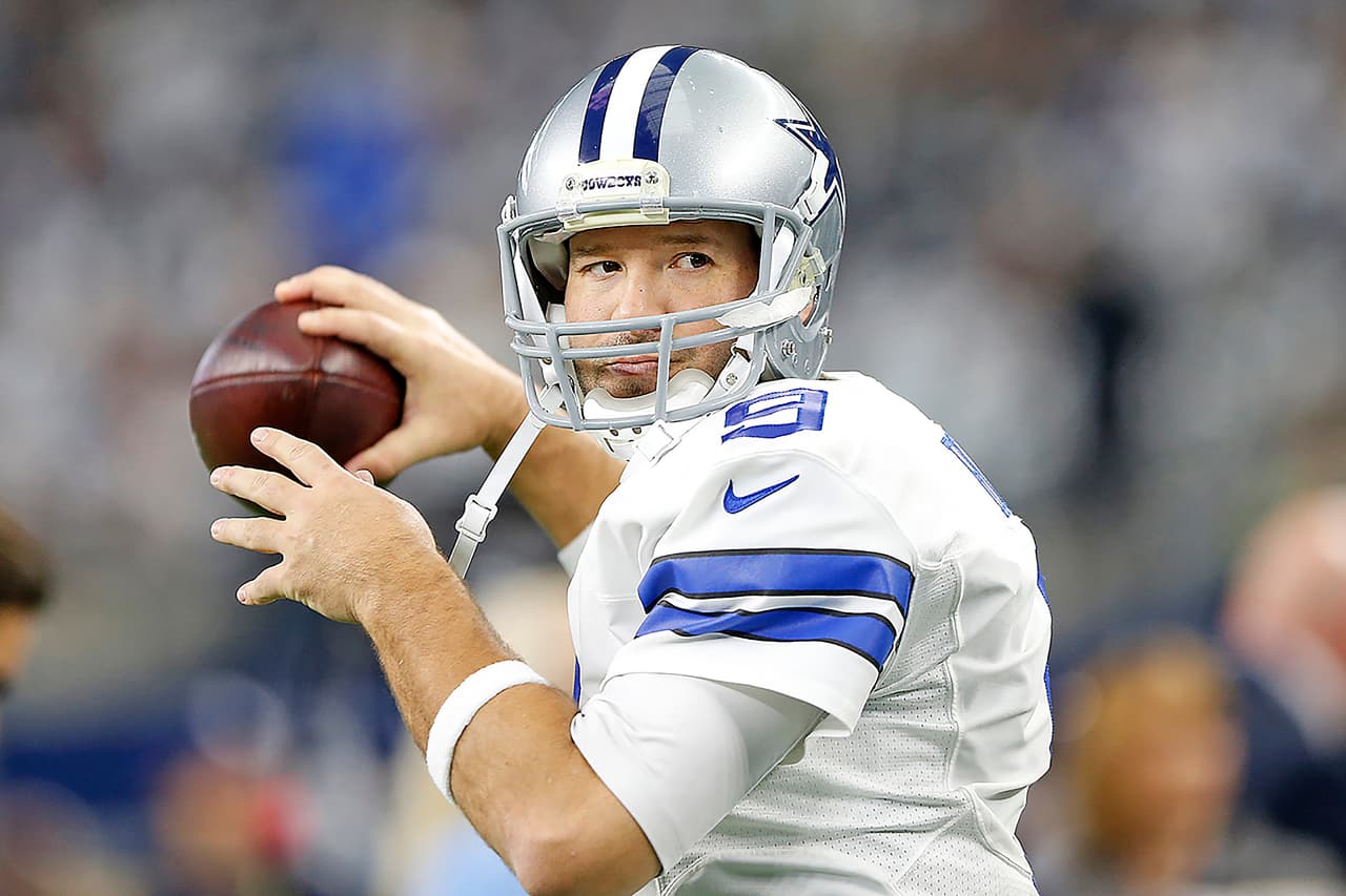 <b>1 QB - TONY ROMO </b>
<br>Romo podría estar un golpe de la jubilación, sin embargo, si se mantiene sano, es un quarterback legítimo, la
<i>vaca sagrada</i> de la NFL moderna. Un jugador capaz de hacer o romper la temporada de un equipo si todo va bien, es el activo más valioso en una débil cosecha de jugadores en la agente libre. EQUIPOS INTERESADOS: BRONCOS & TEXANS.