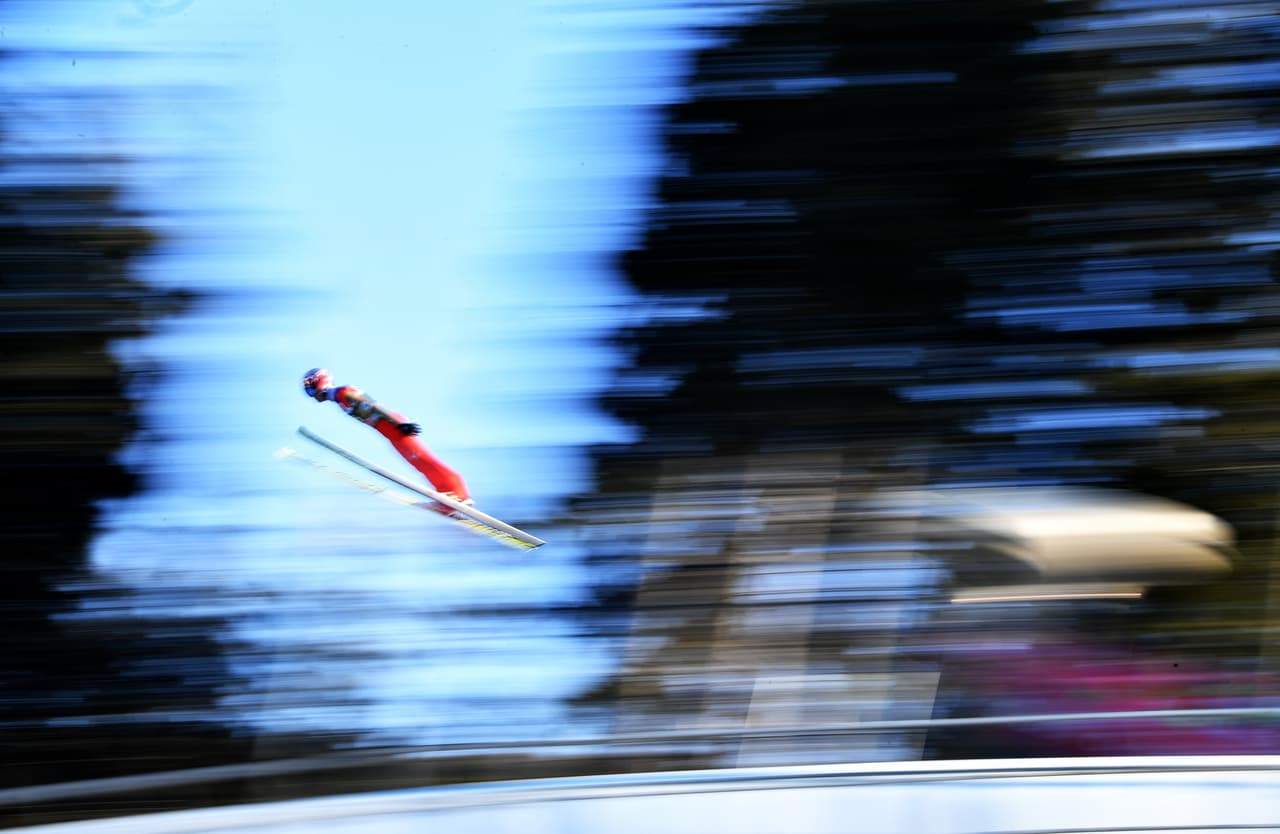 La competencia en Innsbruck (Austria) es la décima en el calendario de la Copa Mundo de salto en esquí masculino de la Federación Internacional de Esquí (FIS), la primera del 2017 y que finalizará el 26 de marzo. La capacidad de los atletas se mezcla con el espectáculo de su vuelo en medio de bellos paisajes y a una gran velocidad.