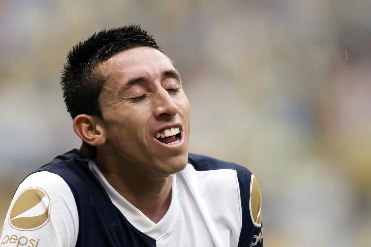 En el 2011 debutó en el primer equipo de los Tuzos y de ahí en adelante su carrera continuó un camino acelerado y firme.