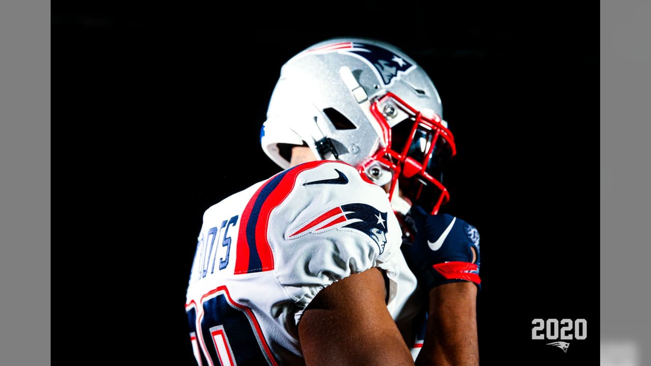 Los Patriots ya sin la presencia de Brady y en modo de reestructuración presentaron su nueva indumentaria para la temporada 2020 en la NFL. El color azul es muy similar al modelo color rush y el blanco es una adaptación combinando con las licras azules.