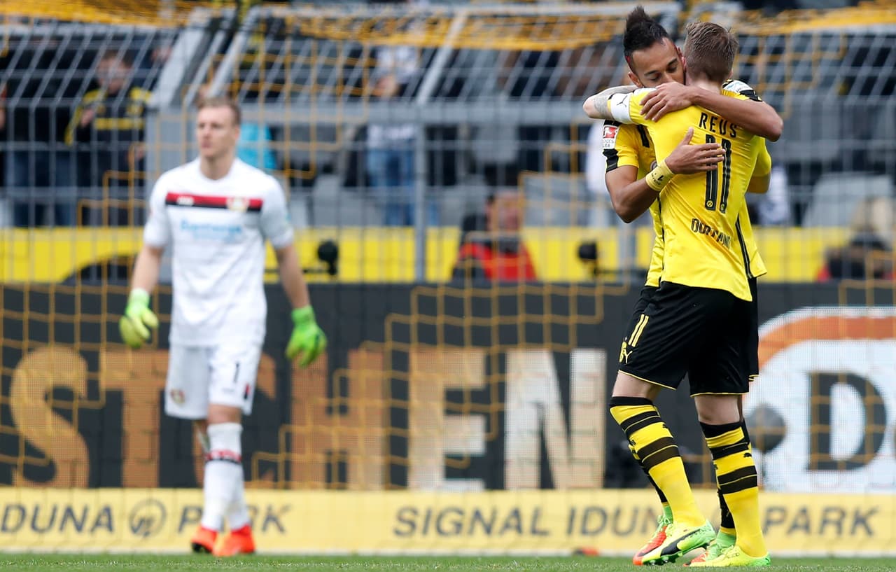 Un tanto de Pierre Aubameyang al minuto 26 le daba una ventaja valiosa como local al Borusia Dortmund, claro dominador en la cancha.