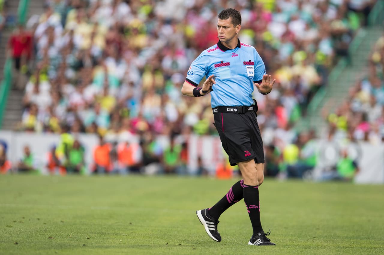El árbitro central Erick Yair Miranda tuvo un par de jugadas polémicas dentro de las áreas durante el primer tiempo.
