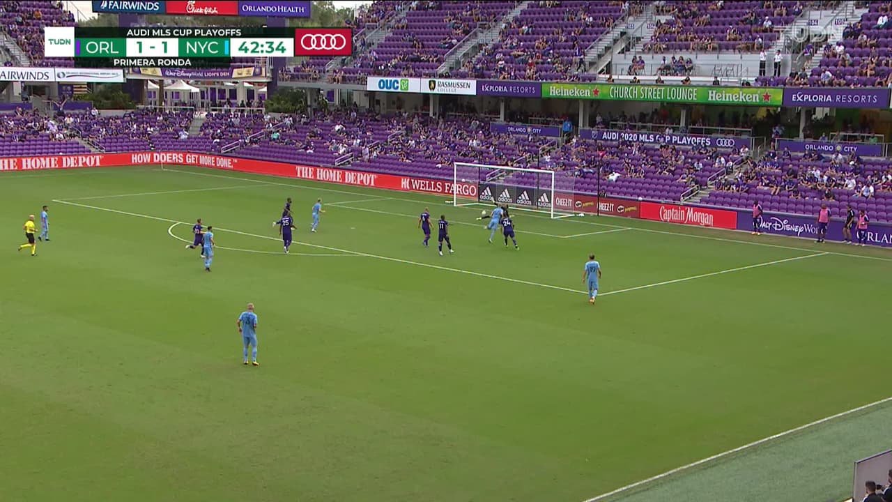 ¡TIRO ATAJADO! disparo por Valentín Castellano.