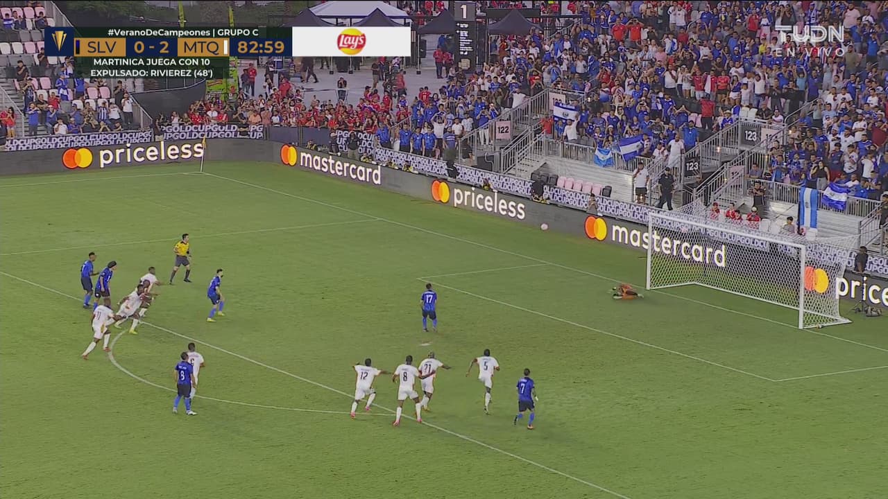 ¡Impasable! Clementia le detiene el penalti a Henriquez