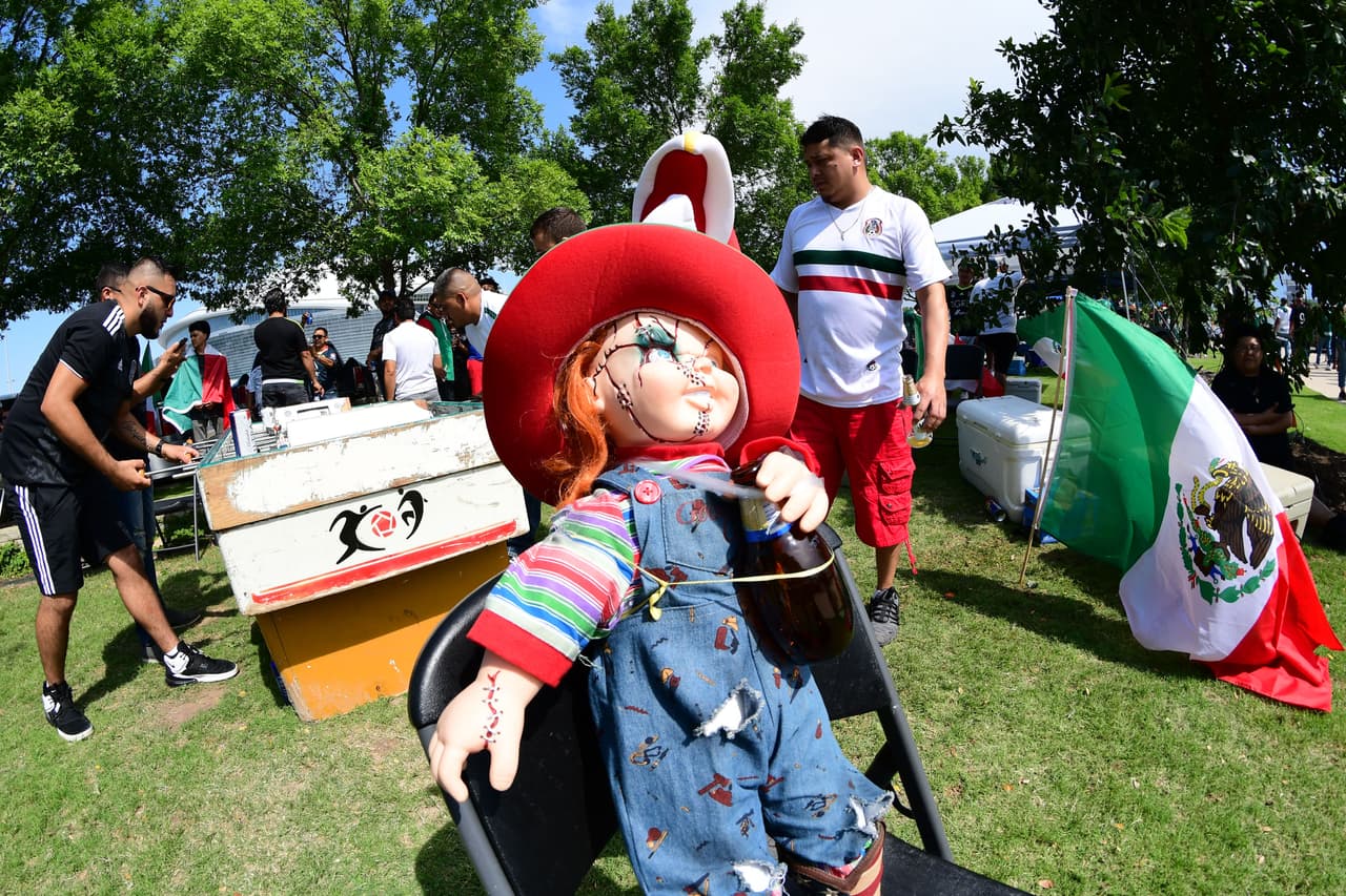 Los fanáticos mexicanos colmaron los alrededores del AT&T Stadium de Arlington, Texas, antes del juego amistoso del Tri contra Ecuador.