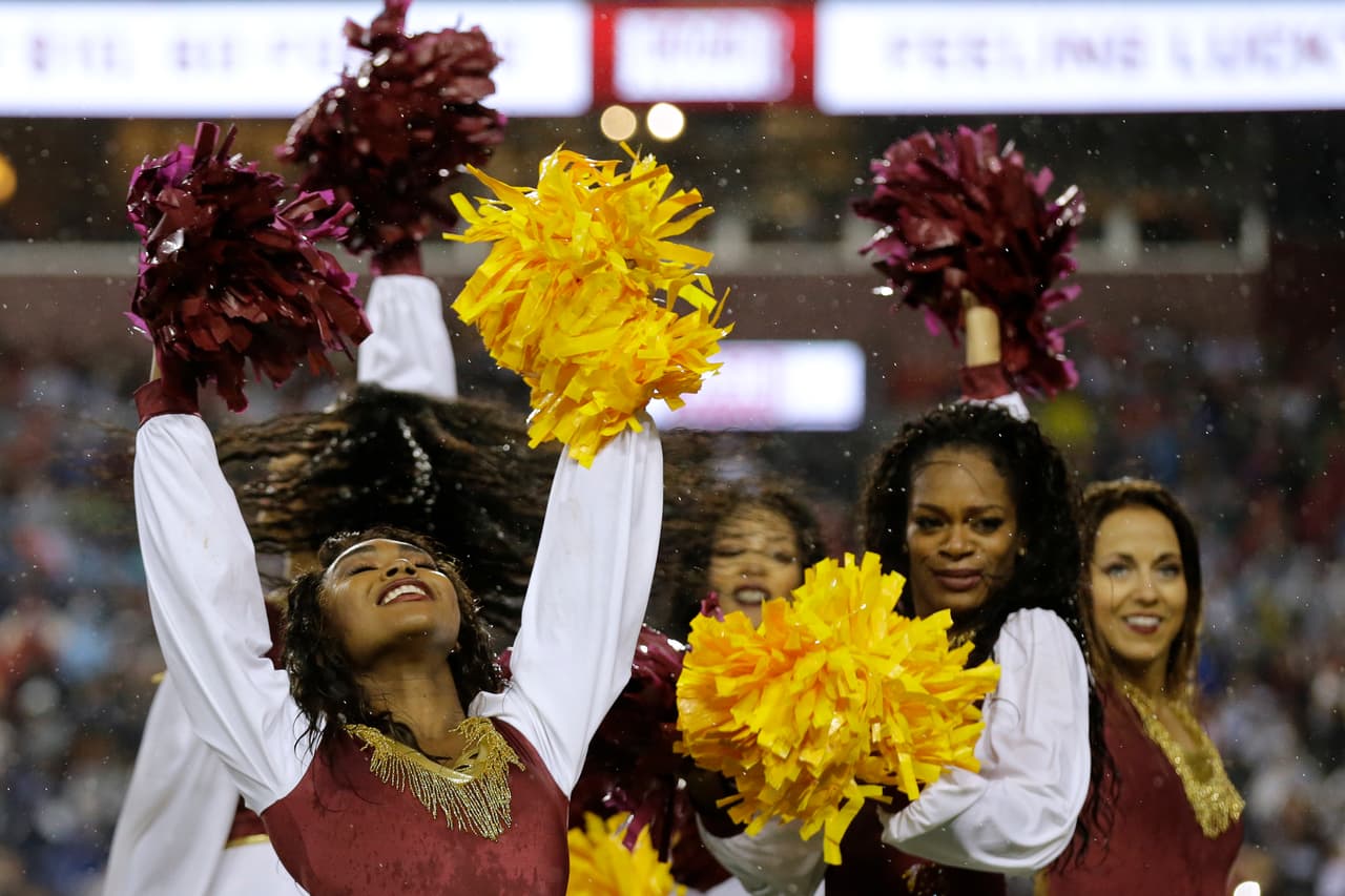 Las animadoras de los equipos de la NFL le dieron ese ingrediente extra al espectáculo y la fiesta del fútbol americano estadounidense, incluso, sin temer al clima en algunos casos.