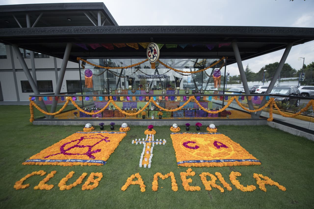 Los colores del equipo y el nombre del club estuvieron escritos con flores, además de que las ofrendas estuvieron rodeados de igual forma.