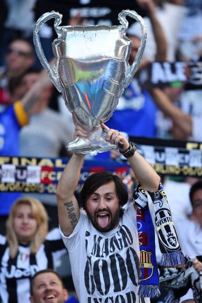 Los aficionados al fútbol pintaron el Olympiastadion de Berlín para alentrar a blaugrana y biaonconeros en la pelea por llevarse el trofeo de la Champions.