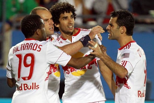 En 2011, en los Playoffs contra el Galaxy, Rafa le aventó el balón a Landon Donovan en un acto de impotencia, lo que provocó su expulsión del encuentro.