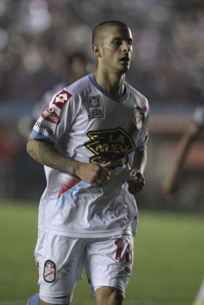 Darío Benedetto, delantero argentino de 23 años llega a Tijuana. En su carrera no ha hecho muchos goles, con Arsenal de Argentina donde debutó en 2008, ha vivido dos épocas concretando poco, ésta y la del 2012-2013; en Defensa y Justicia Argentina del 2009-2011 fue algo similar; sólo en Gimnasia y Esgrima de Jujuy le fue bien, con 11 dianas en 19 partidos, esto le da para estar cotizado en sólo 500 mil euros, aún así Xolos lo ve como una gran contratación.