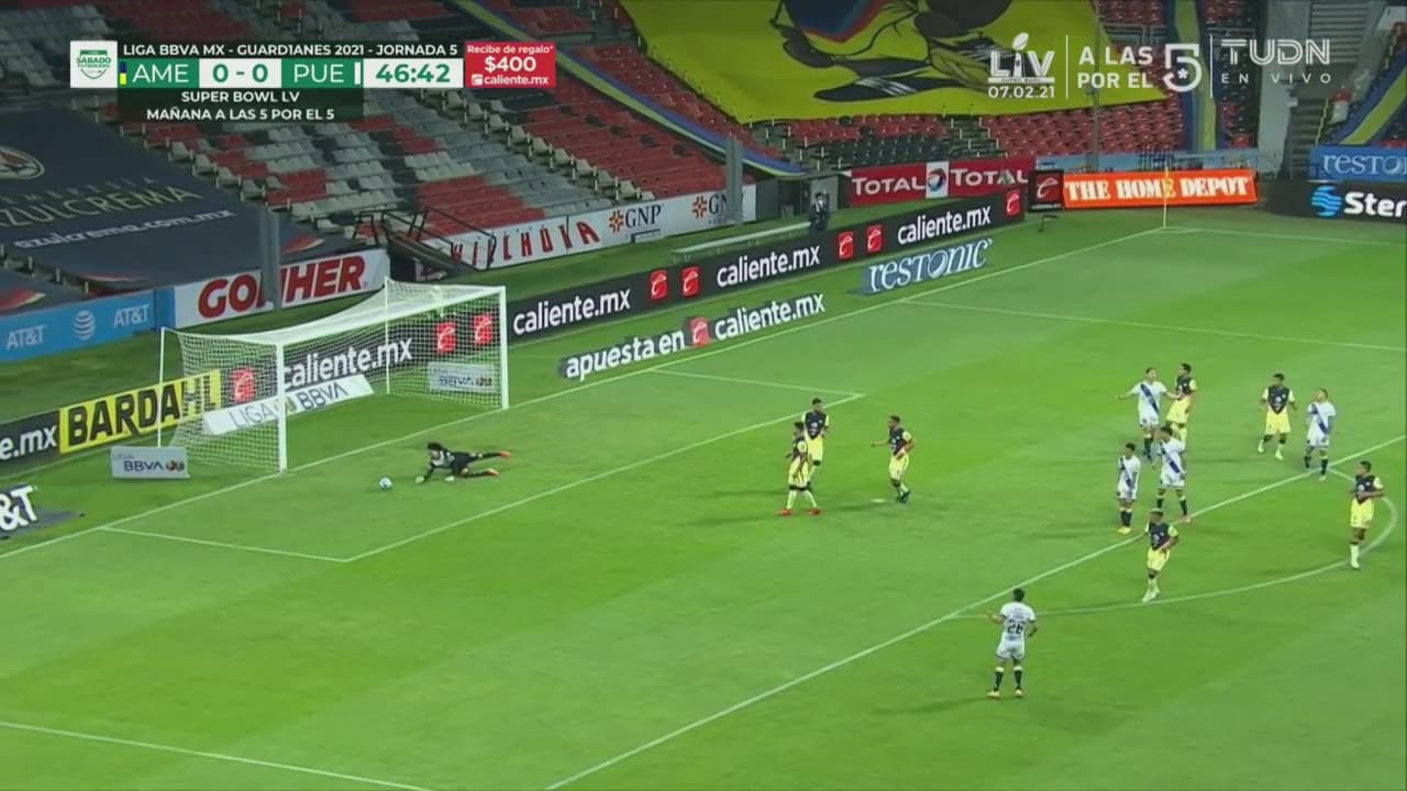 ¡La dejó ir! Christian Tabó saca disparo chorreado frente América