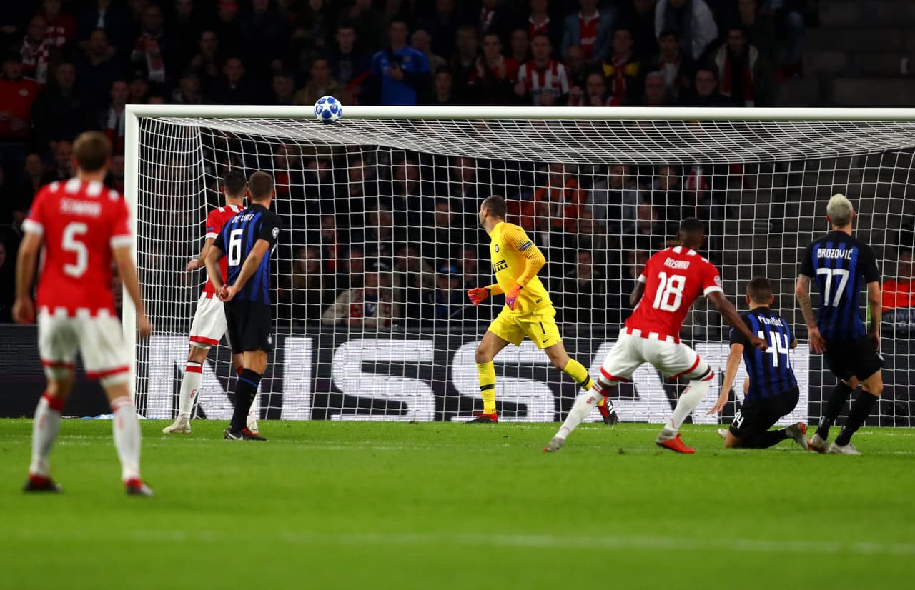 A pase de Hirving Lozano, Pablo Rosario se fajó un golazo de pierna derecha que se coló en el ángulo del arco de Samir Handanovic.