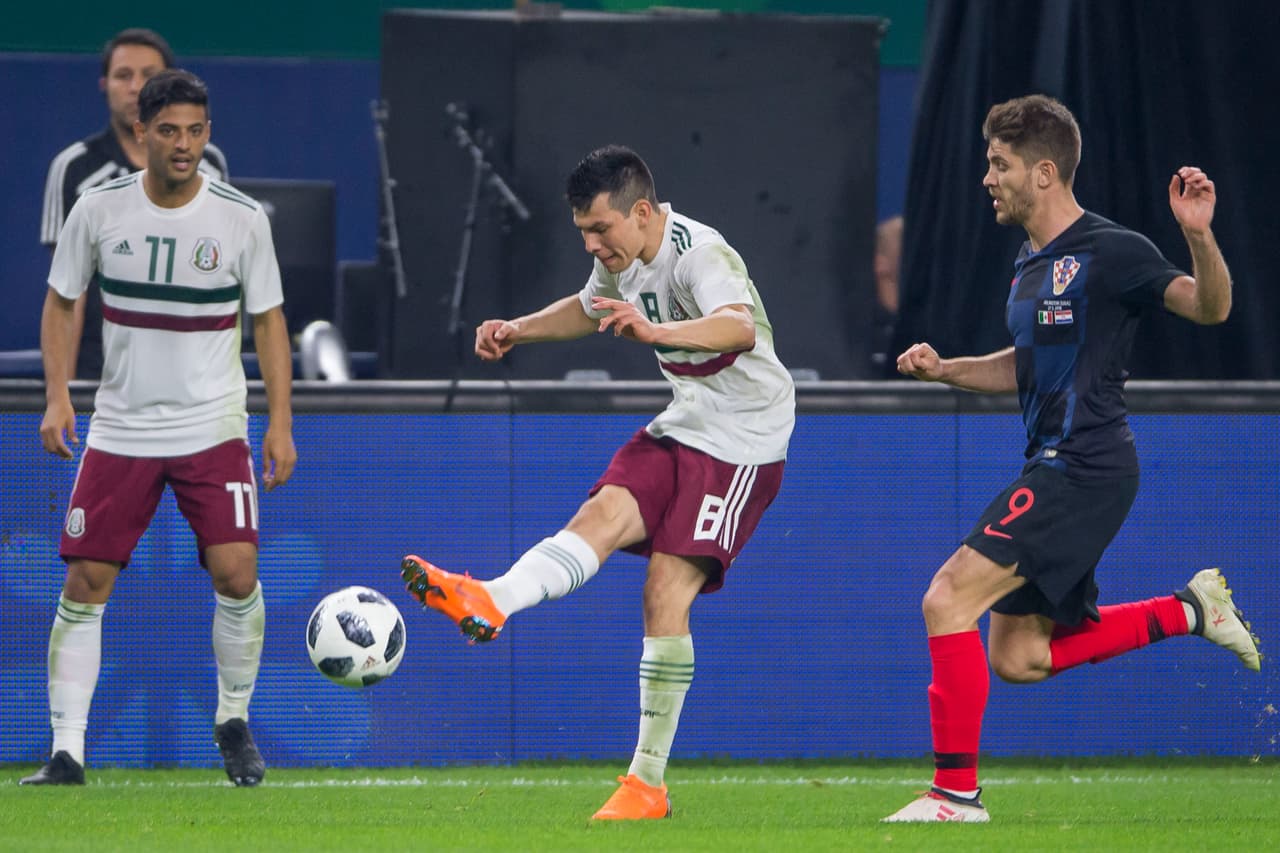 Quien sí tuvo su opción fue el 'Chucky' Lozano con un remate de media distancia, pero no encontró destino de gol.