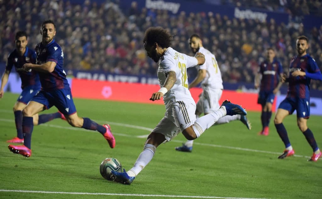Marcelo gana la banda izquierda, saca centro pero el arquero Aitor se queda con la pelota.
