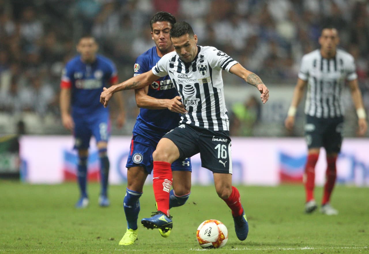 Celso Ortiz buscando controlar el esférico en sus primeros minutos del partido, para darle salida y orden en mediocampo a los Rayados, pero el juego empezó muy trabado, sin espacios.