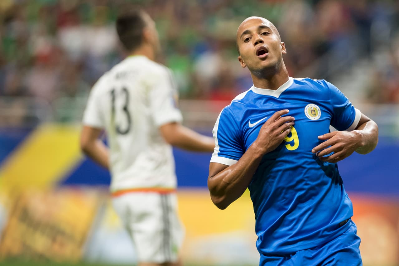 Gino van Kessel, delantero de la selección caribeña, llevó peligro, pero se encontró con un Corona inmenso.