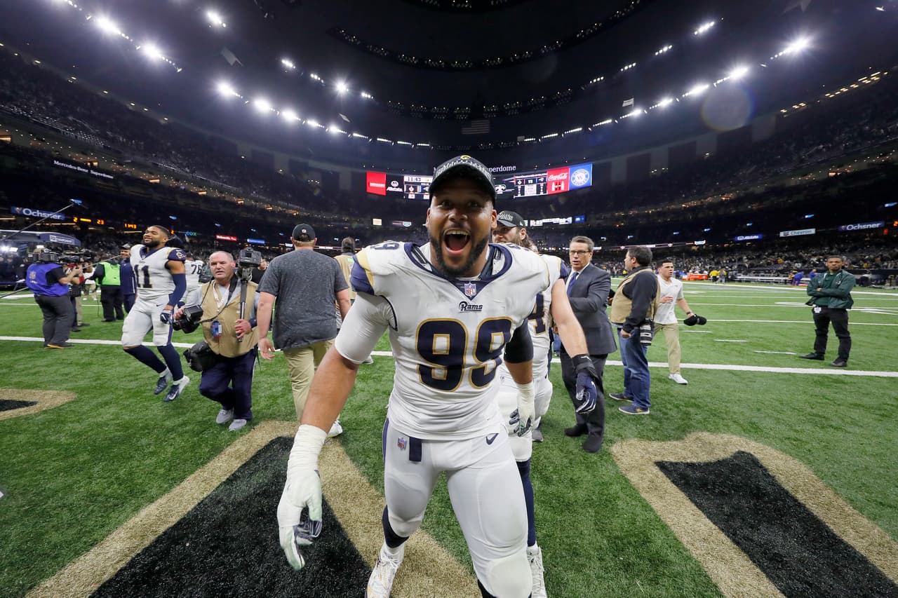 Aaron Donald, jugador defensivo del año suma la generosa cantidad de $41.1 millones al año. Esto proviene en parte de su sueldo base que es de $40.9 millones al año más $250,000 dólares por ser imagen de diversas marcas.