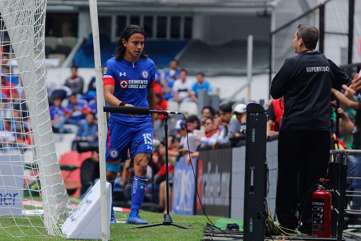 El primero en ver la roja fue el lateral derecho de Cruz Azul Gerardo Flores al minuto 19.
