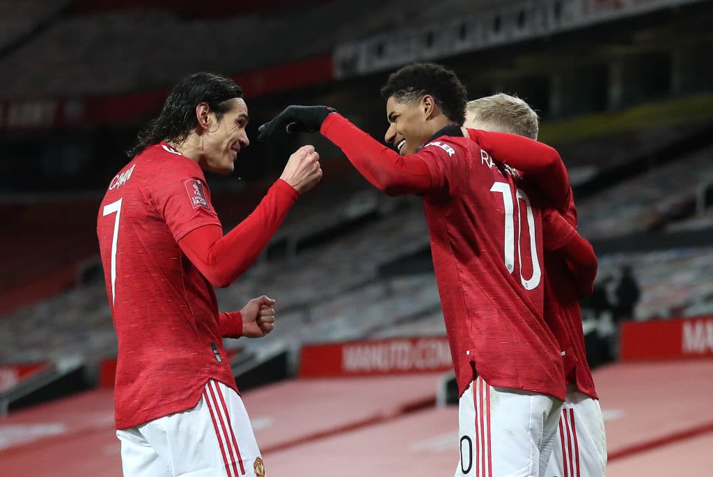 Manchester United derrota al Liverpool 3-2 y deja fuera a los 'Reds' de la FA Cup. Mohamed Salah fue el único autor de los dos goles para los locales, pero Greenwood, Rashford y Fernandes fueron la clave para la victoria.