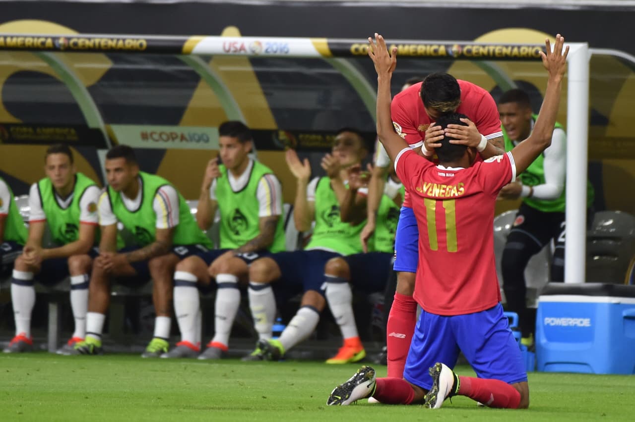 Johan Venegas celebra el primer gol de Costa Rica ante Colombia.