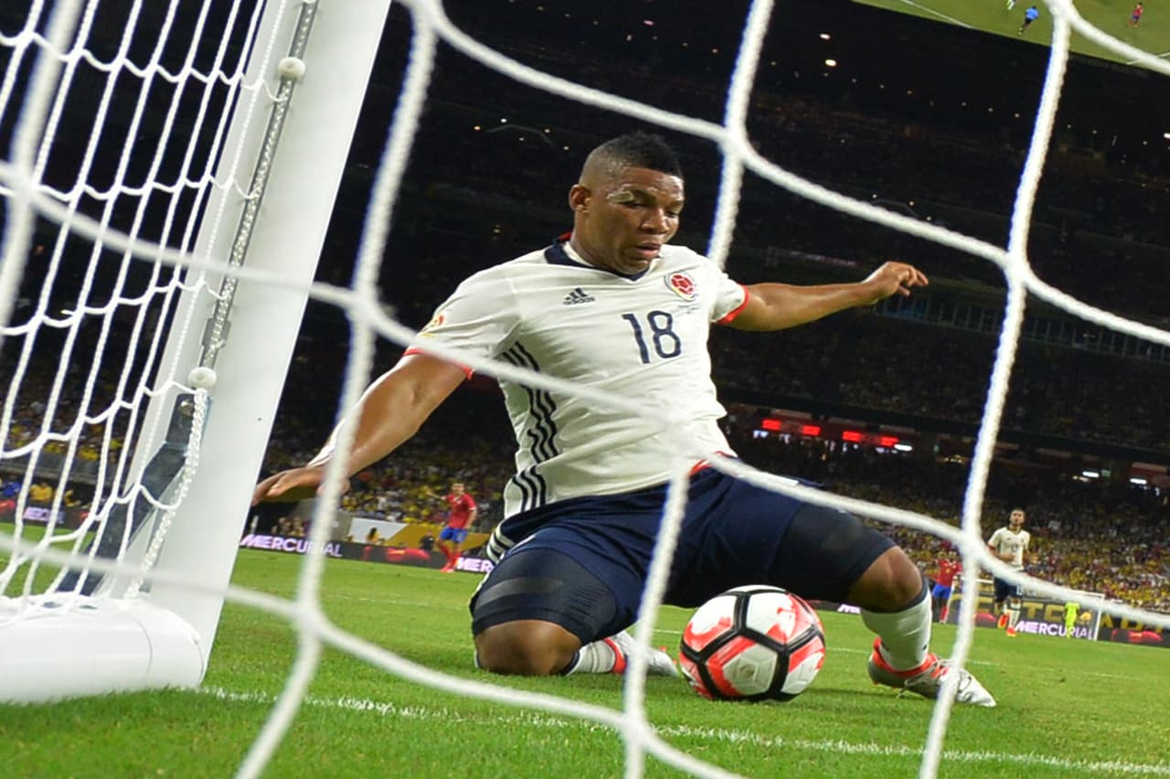 Momento del autogol de Frank Fabra, de Colombia, que ponía arriba 2 - 1 a Costa Rica.