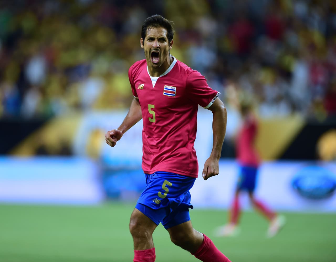Celso Borges celebra al poner al partido 3 a 1 a favor de Costa Rica.