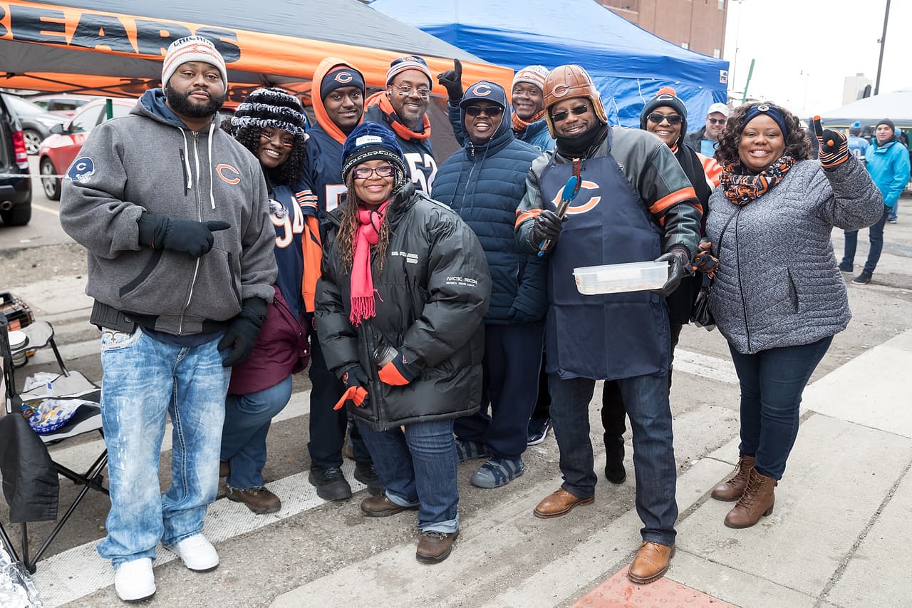 El duelo en casa de Detroit Lionel con Chicago Bears en la NFL marca una jornada especial en la que celebridades como Tim Allen, los disfraces de los hinchas y las porristas le dan un colorido único.