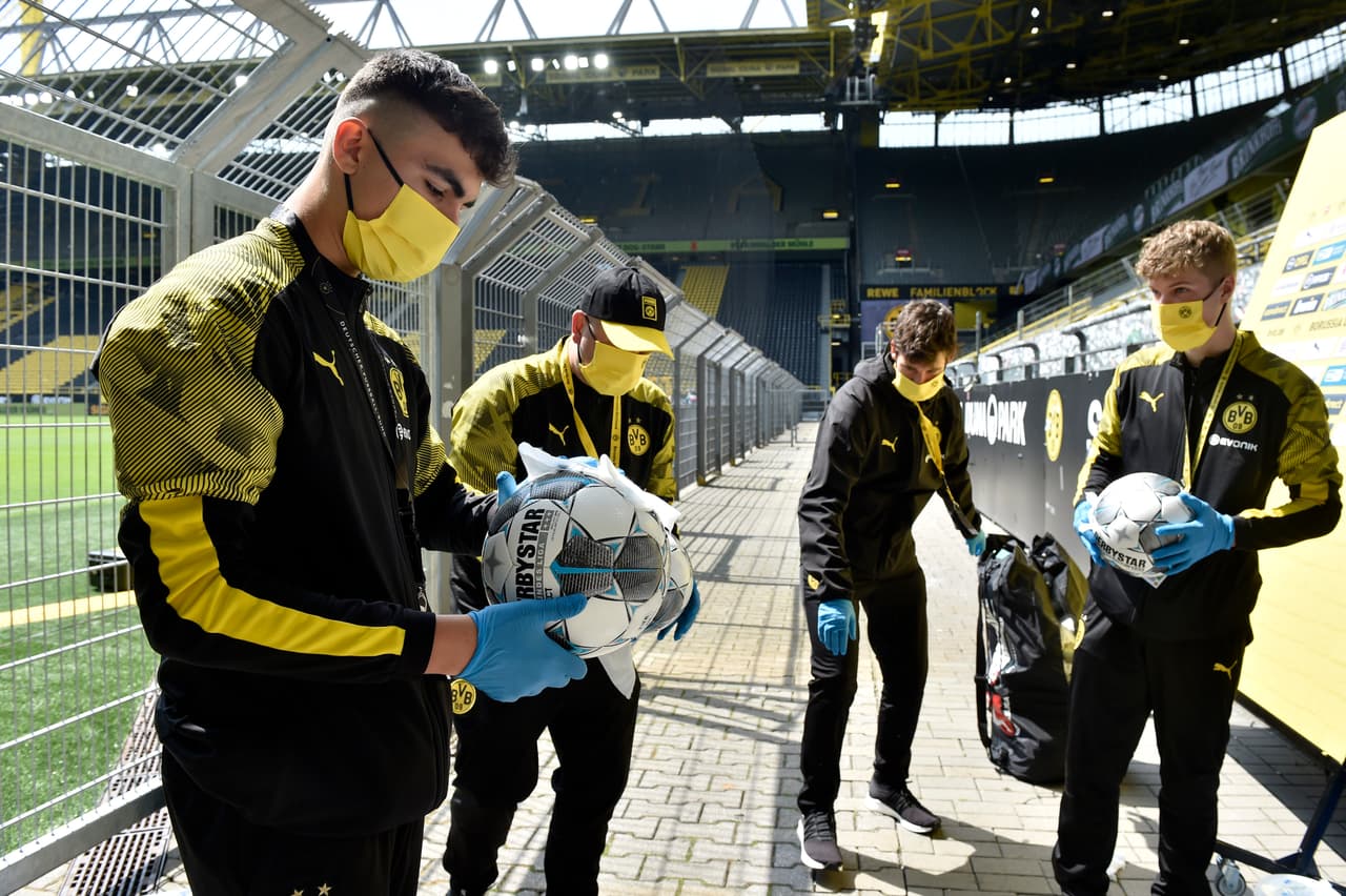 ¡Así fue el regreso de la Bundesliga tras el coronavirus! | Se extremaron las medidas sanitarias para garantizar la continuidad del máximo circuito alemán. | Los balones fueron sanitizados para afianzar las medidas sanitarias.