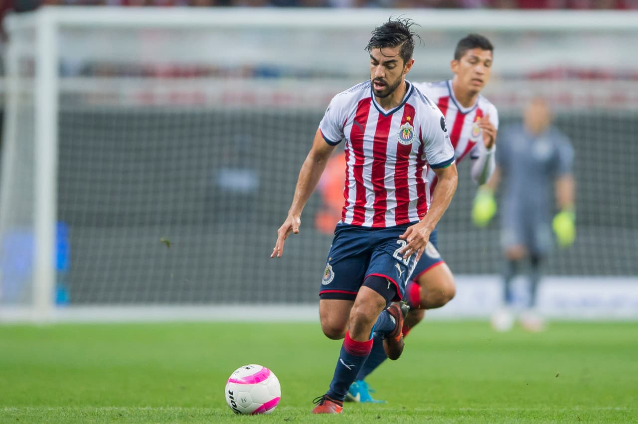 Sabe jugar en diferentes posiciones en la cancha, aunque es mucho más eficaz en el medio campo. Estuvo con el Tri en la Copa Oro.