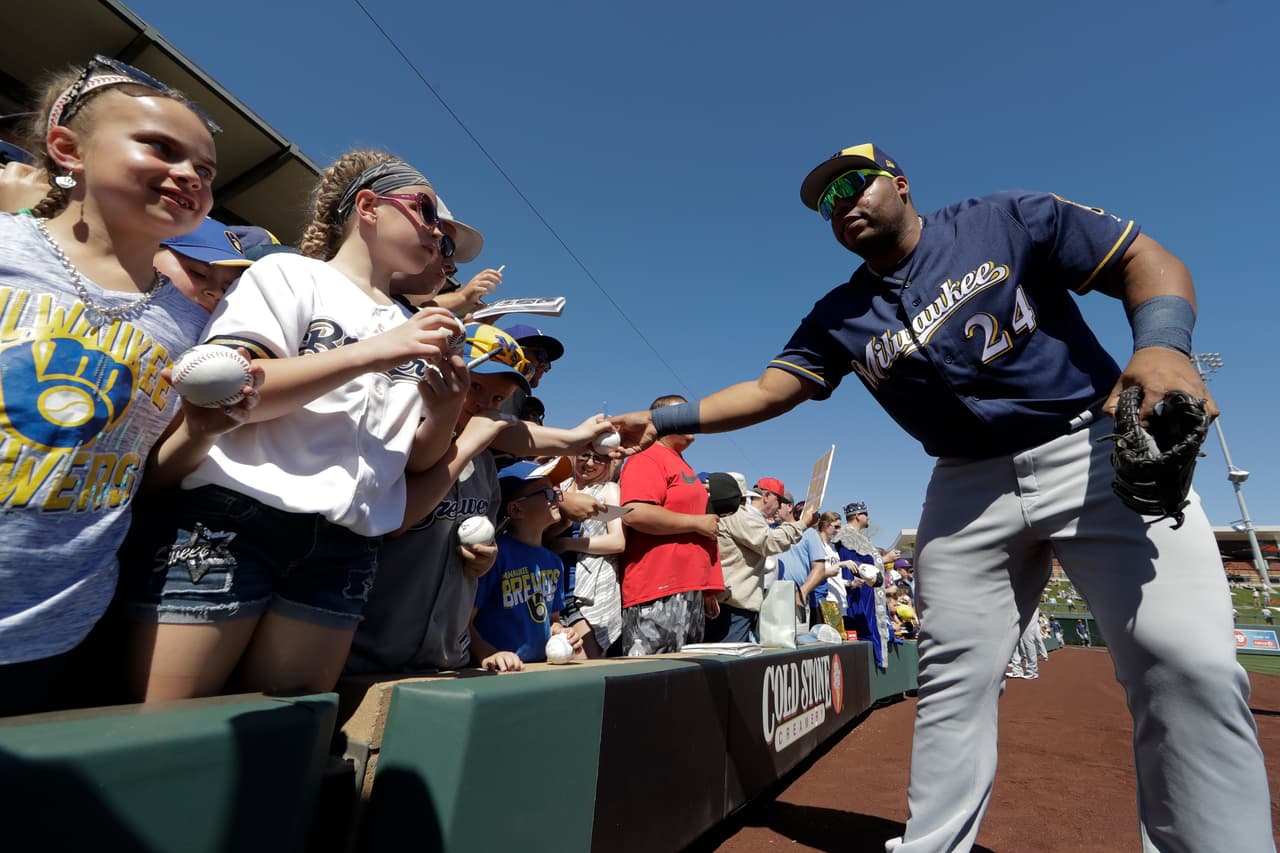 El primera base de los Milwaukee Brewers Jesús Aguilar aprovecha para convivir con los fanáticos en la firma de autógrafos y posando para las fotos.