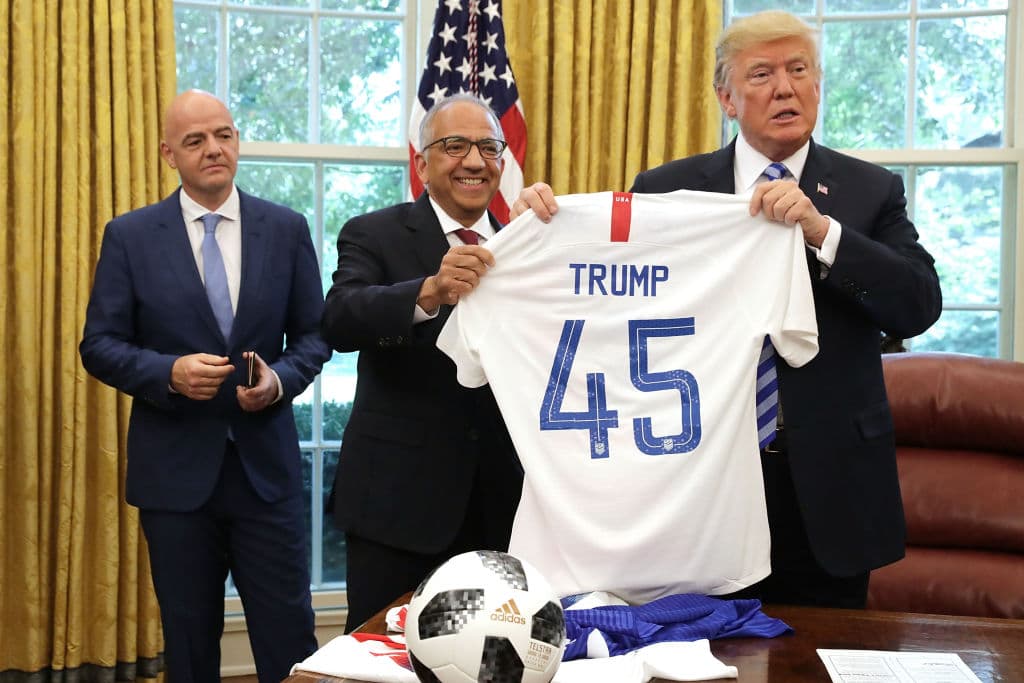 Trump recibió una playera de fútbol con su nombre con un número que recuerda que es el presidente 45 en la historia de Estados Unidos.