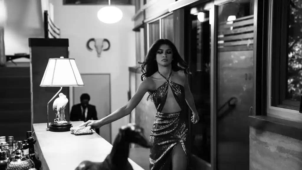 Interpretan a una pareja: un cineasta y su novia actriz, que esperan ansiosamente comentarios sobre lo que piensan los críticos sobre su último estreno cinematográfico y su actuación se ganó el elogio de muchos críticos.