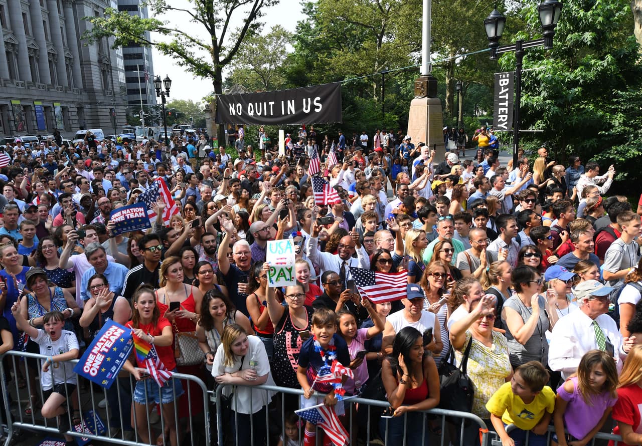 Megan Rapinoe, Alex Morgan, Julie Ertz, Allie Long, Carli Lloyd y compañía vivieron este miércoles una jornada especial en Nueva York durante el desfile de campeonas del mundo con el Team USA. Cientos de aficionados salieron a las calles de la Gran Manzana para saludar a sus heroínas.