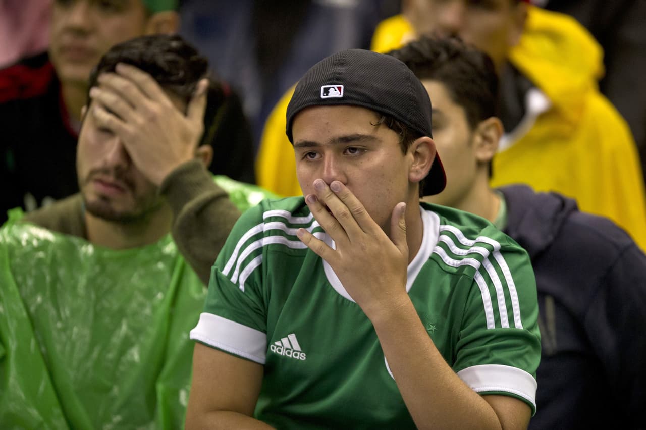 Mientras los mexicanos no daban crédito de lo ocurrido esa noche del 6 de septiembre en el Estadio Azteca. Una afición enfurecida por el pésimo juego de su selección y el paupérrimo nivel que tenía el Tricolor arriesgando la clasificación a la Copa del Mundo de Brasil 2014.