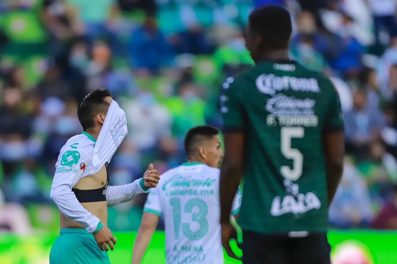 Pasaban los minutos y el empate no caía, lo que comenzaba a generar desesperación en el equipo local.