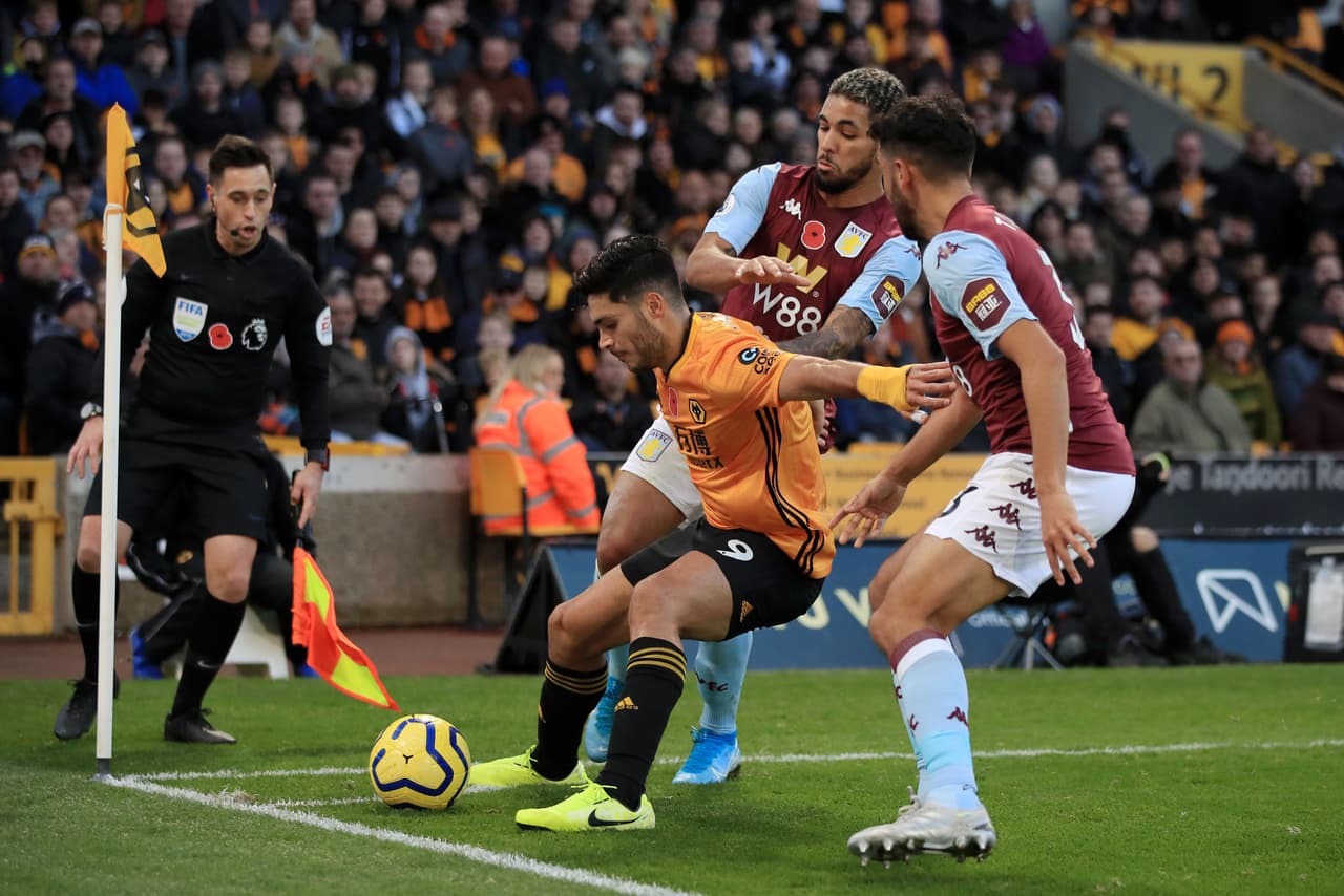 El mexicano Raúl Jiménez llega a su gol número 30 con los Wolves y ganan ante el Aston Villa por 2-1.